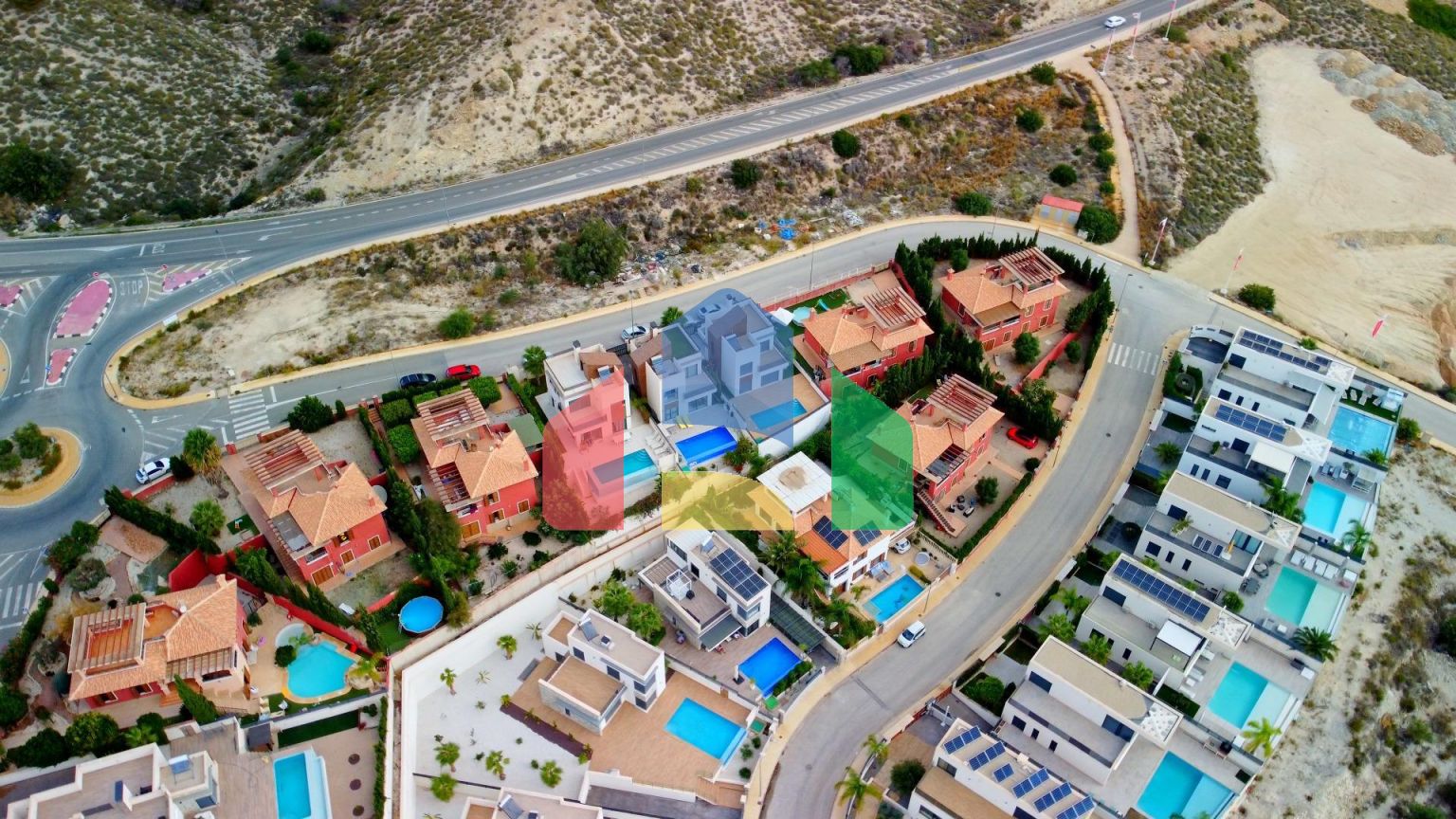 Современная вилла с видом на море из всех комнат в Balcón de Finestrat