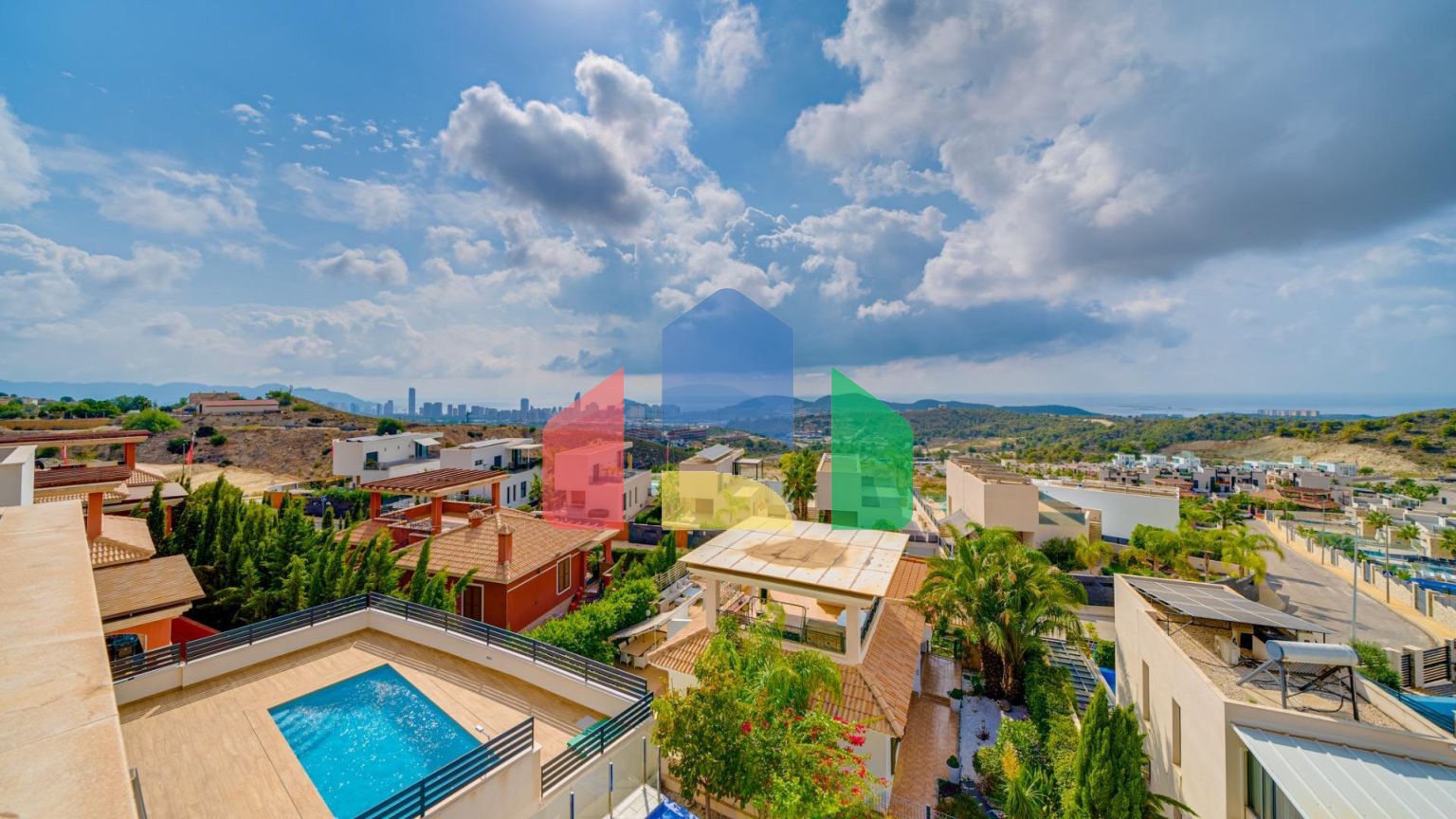 Современная вилла с видом на море из всех комнат в Balcón de Finestrat