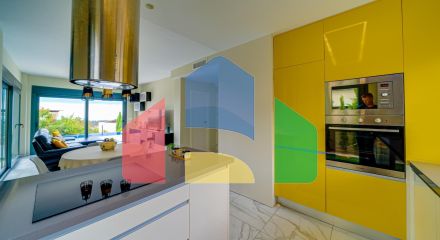 Современная вилла с видом на море из всех комнат в Balcón de Finestrat