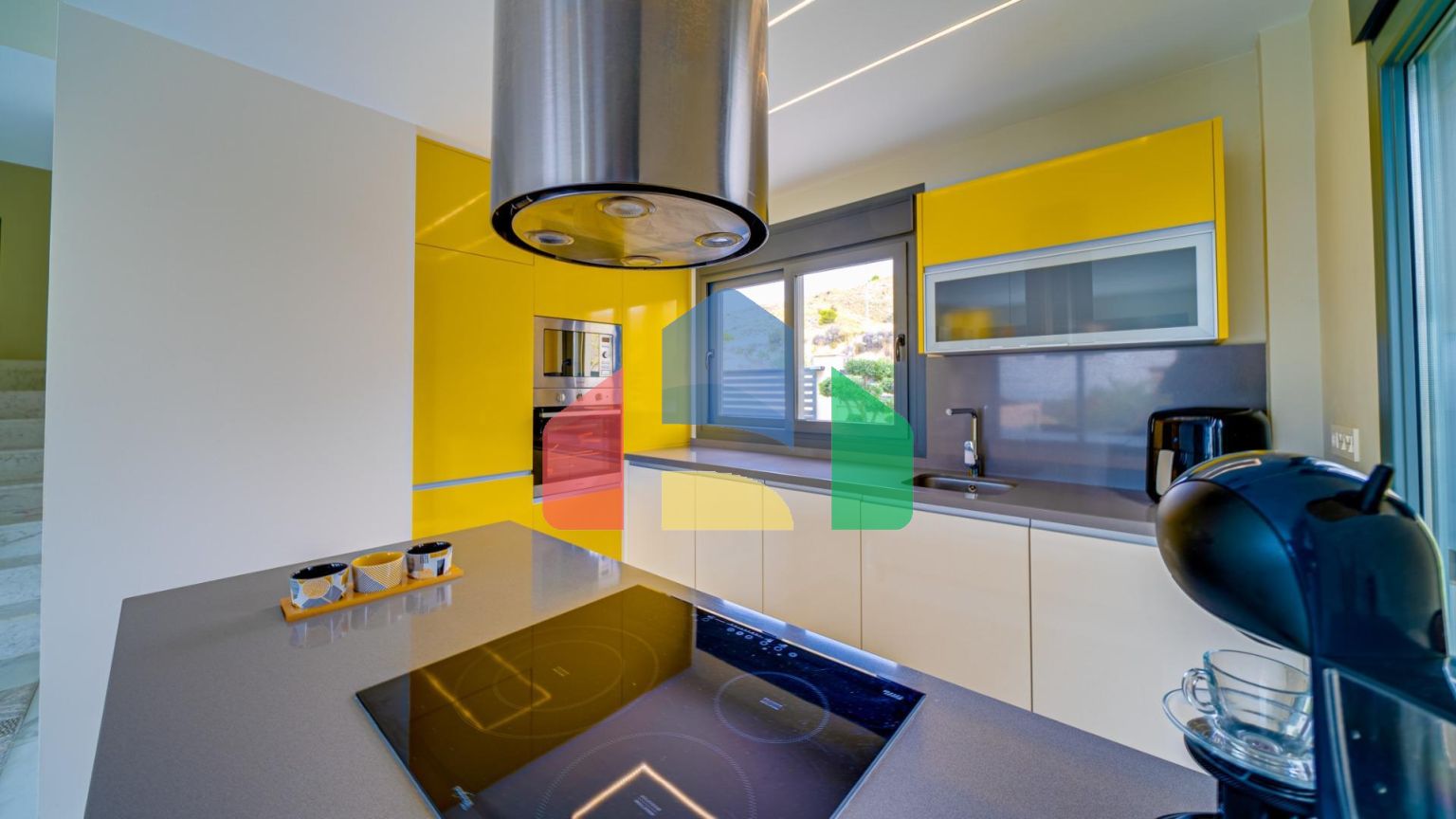 Современная вилла с видом на море из всех комнат в Balcón de Finestrat