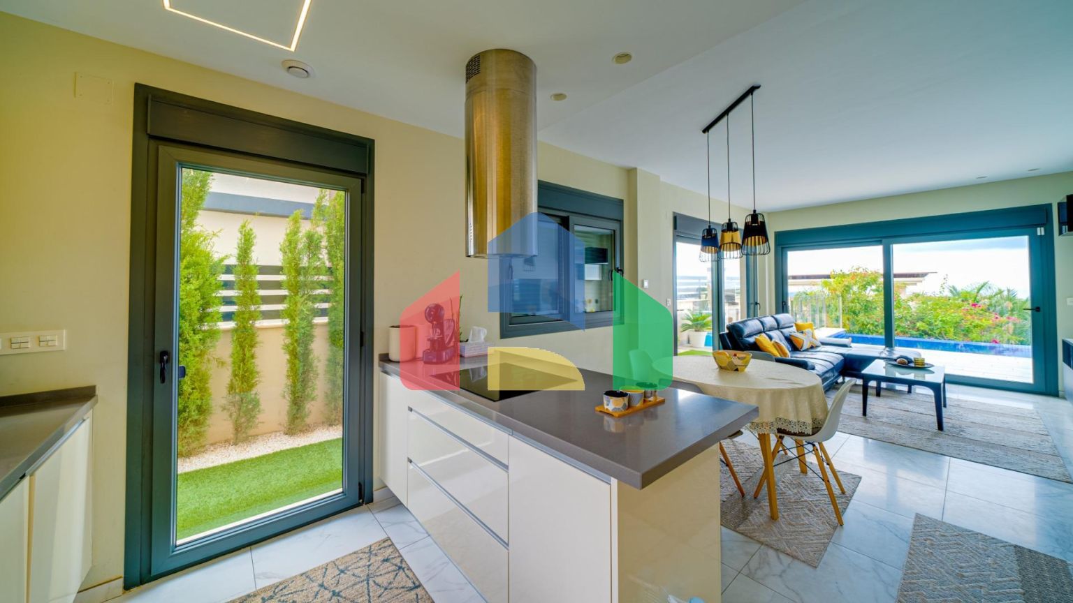 Современная вилла с видом на море из всех комнат в Balcón de Finestrat