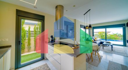 Современная вилла с видом на море из всех комнат в Balcón de Finestrat