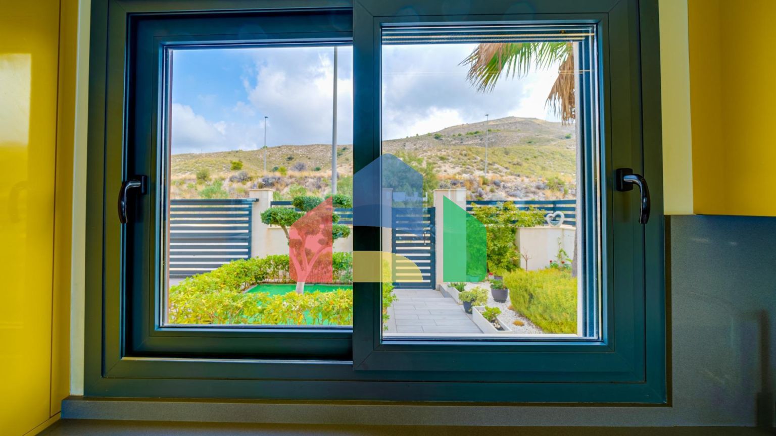 Современная вилла с видом на море из всех комнат в Balcón de Finestrat