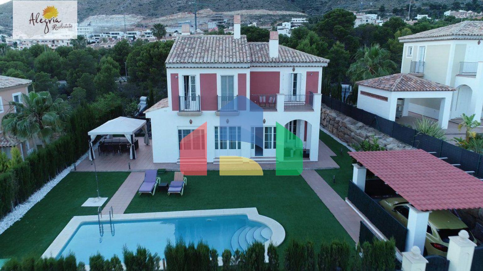 ПРЕВОСХОДНАЯ ВИЛЛА В СЬЕРРА КОРТИНА НА ПРОДАЖУ