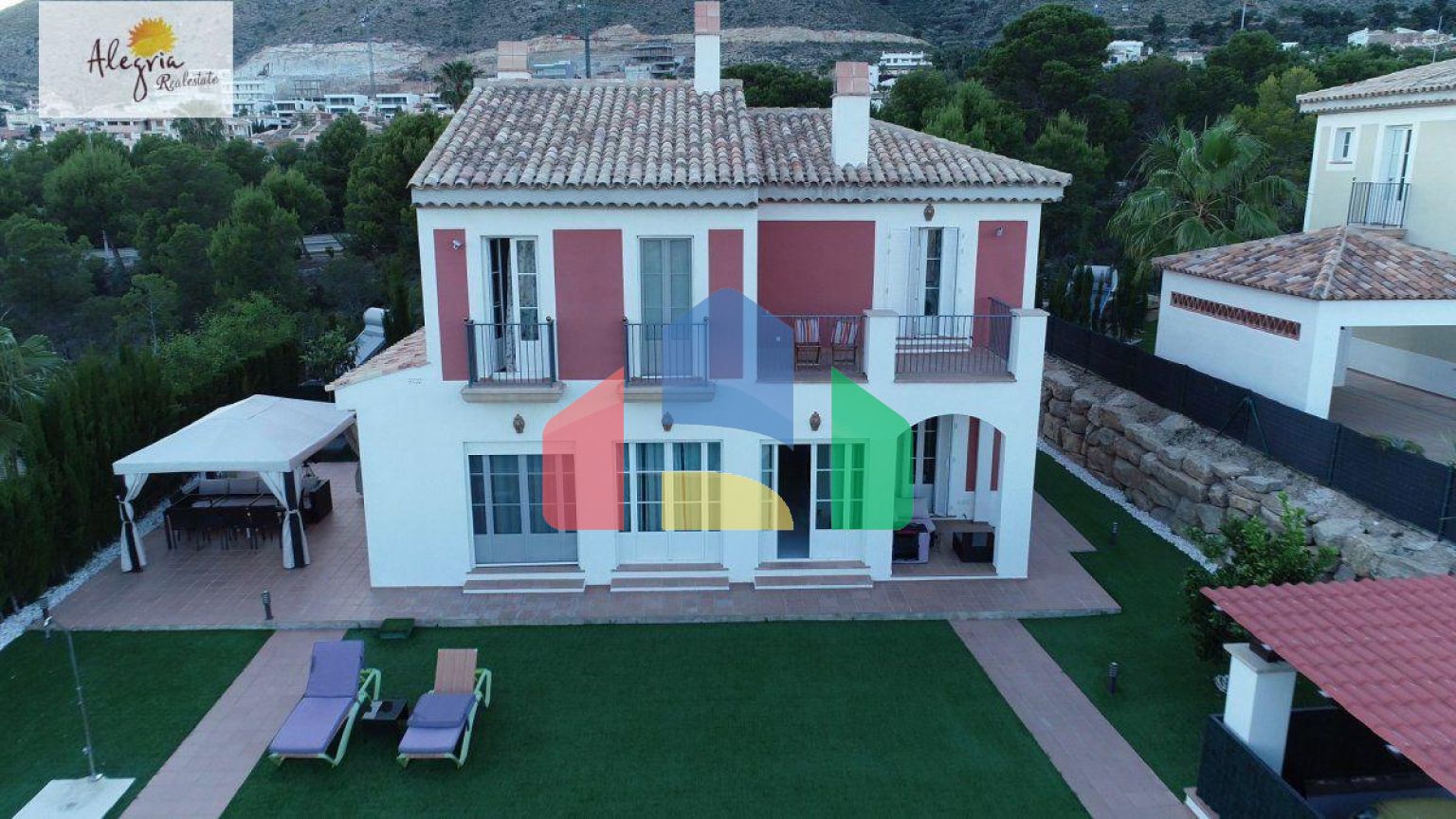 ПРЕВОСХОДНАЯ ВИЛЛА В СЬЕРРА КОРТИНА НА ПРОДАЖУ