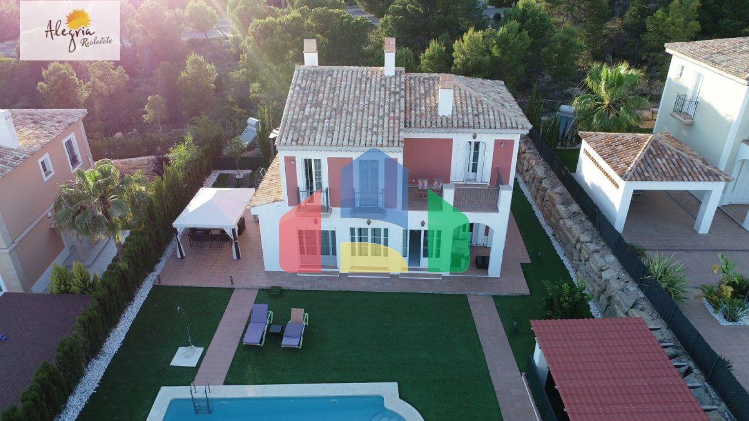 ПРЕВОСХОДНАЯ ВИЛЛА В СЬЕРРА КОРТИНА НА ПРОДАЖУ