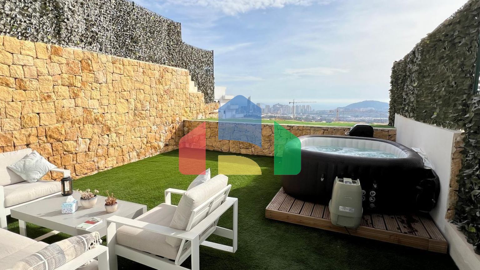 Дуплекс-пентхаус с потрясающим видом на море в эксклюзивном комплексе в Финестрате