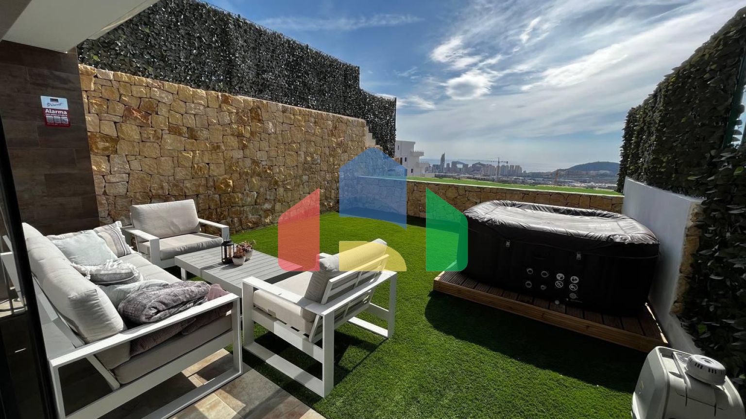 Дуплекс-пентхаус с потрясающим видом на море в эксклюзивном комплексе в Финестрате