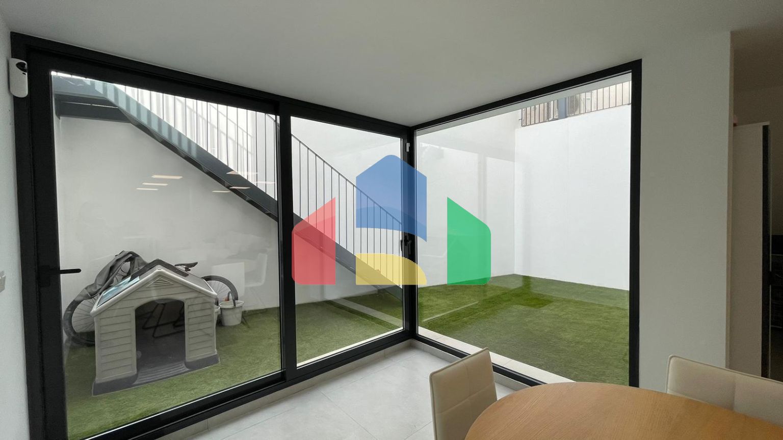 ВПЕЧАТЛЯЮЩАЯ СОВРЕМЕННАЯ ВИЛЛА ПОД КЛЮЧ