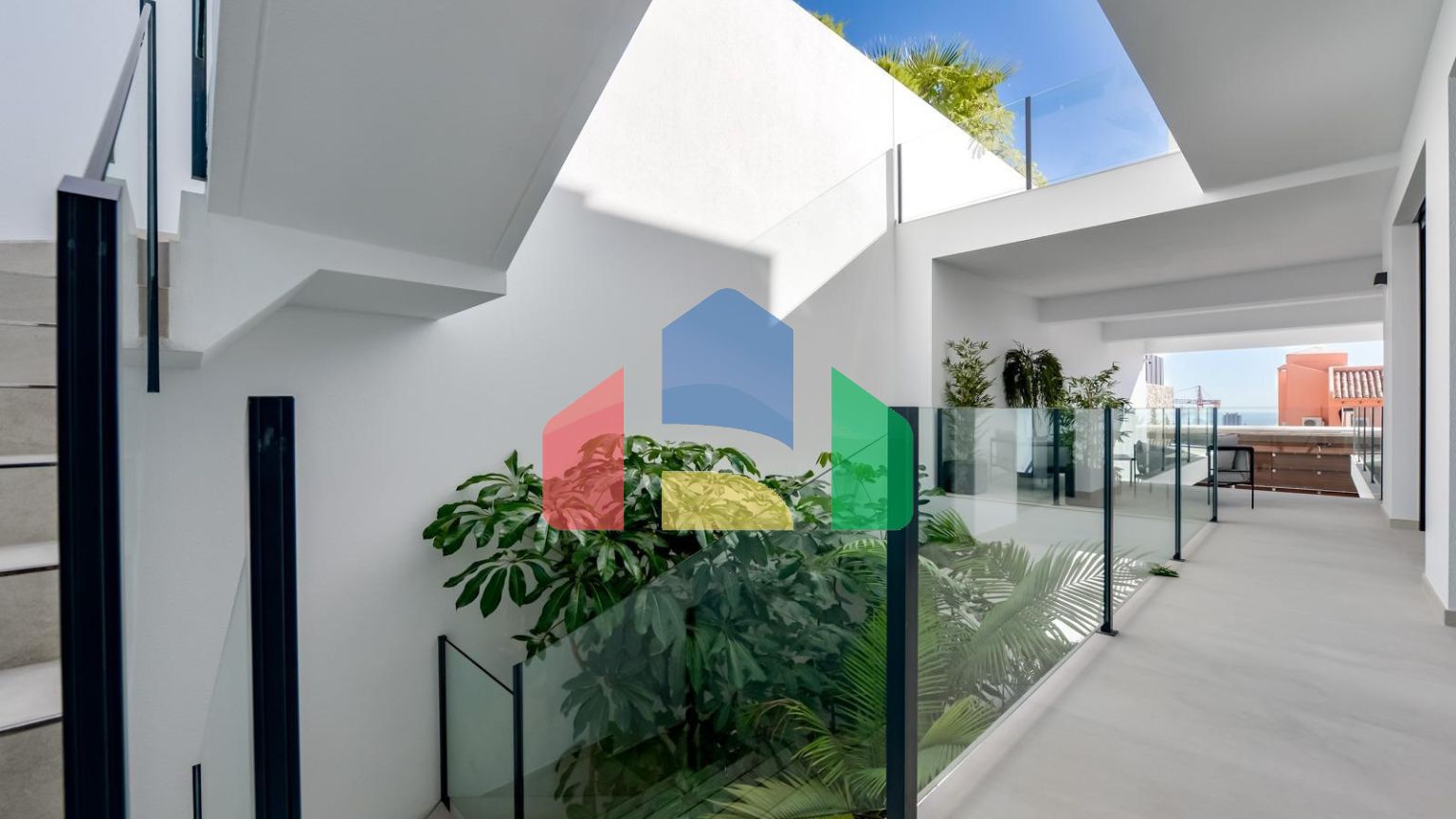 НОВАЯ РОСКОШНАЯ ВИЛЛА В ФИНЕСТРАТЕ С ВИДОМ НА МОРЕ