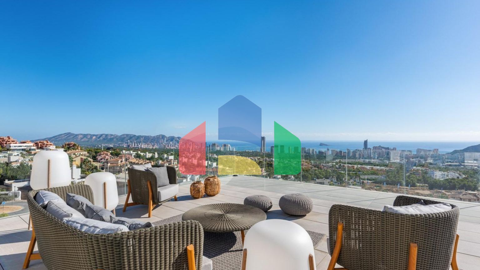 Невероятная вилла с панорамными видами в Финестрате