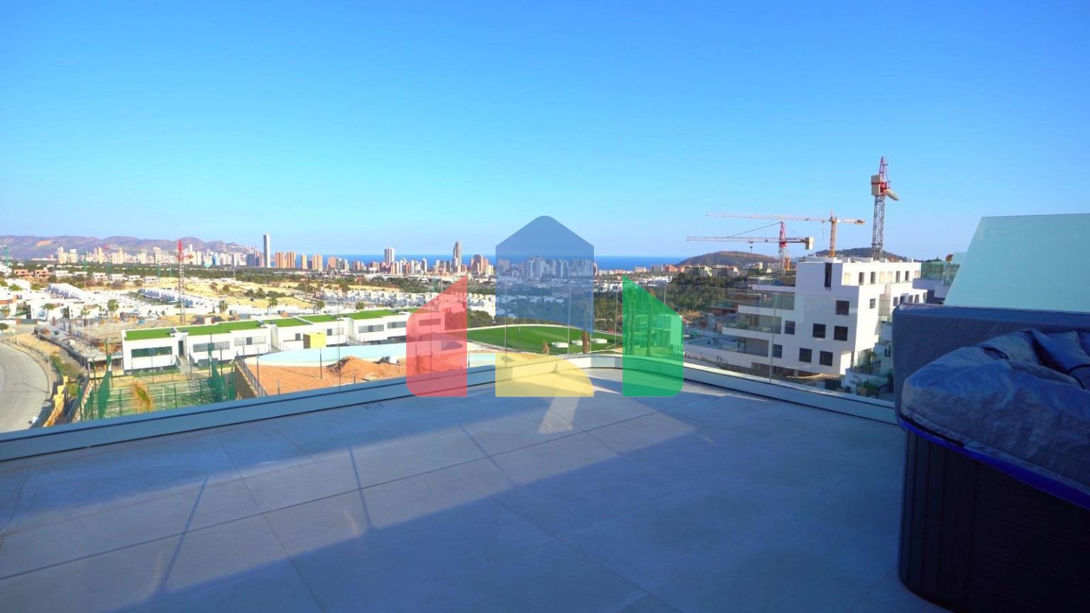 Роскошный двухуровневый пентхаус в Финестрате с потрясающим видом на море