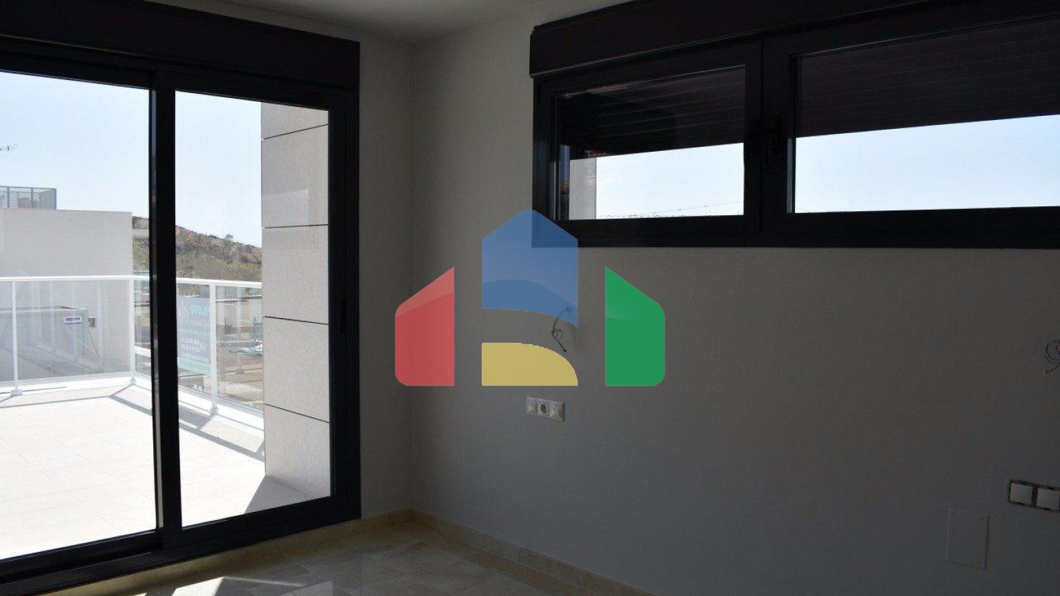 СОВРЕМЕННАЯ ВИЛЛА В НЕСКОЛЬКИХ МИНУТАХ ХОДЬБЫ ОТ БЕНИДОРМА!!!