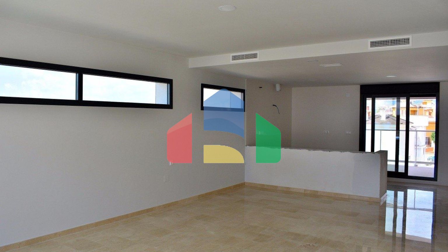 СОВРЕМЕННАЯ ВИЛЛА В НЕСКОЛЬКИХ МИНУТАХ ХОДЬБЫ ОТ БЕНИДОРМА!!!