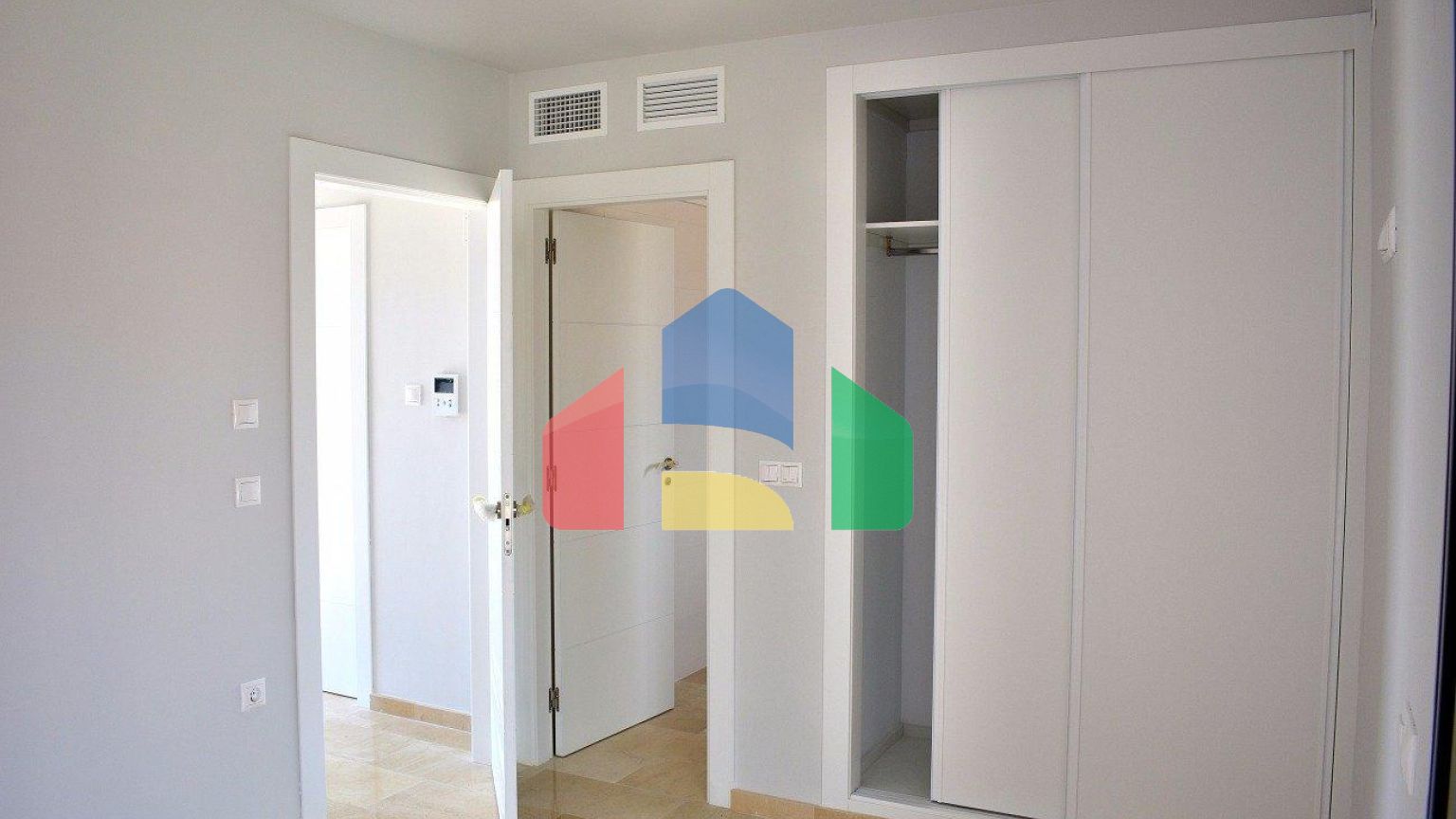 СОВРЕМЕННАЯ ВИЛЛА В НЕСКОЛЬКИХ МИНУТАХ ХОДЬБЫ ОТ БЕНИДОРМА!!!