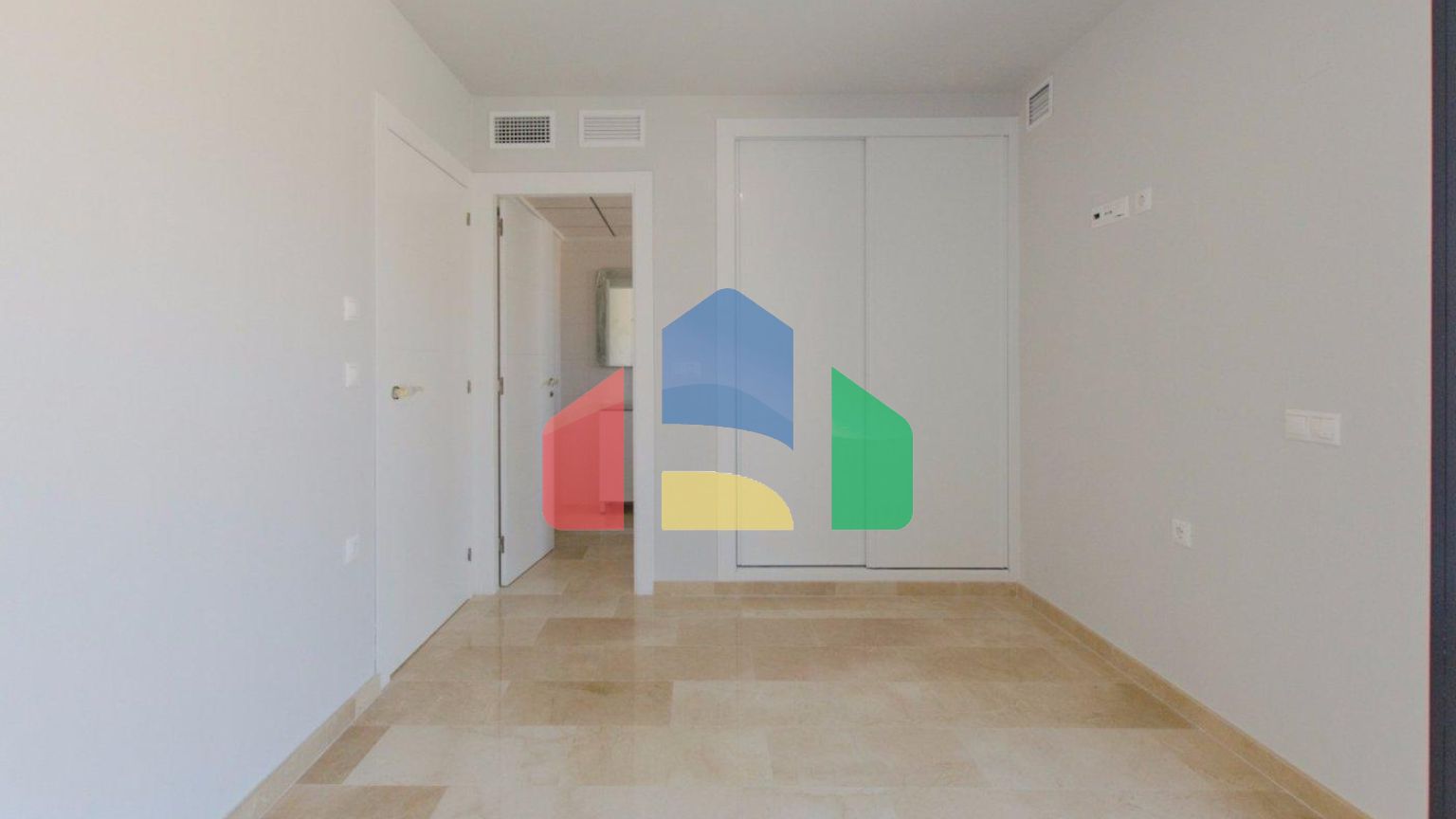 СОВРЕМЕННАЯ ВИЛЛА В НЕСКОЛЬКИХ МИНУТАХ ХОДЬБЫ ОТ БЕНИДОРМА!!!