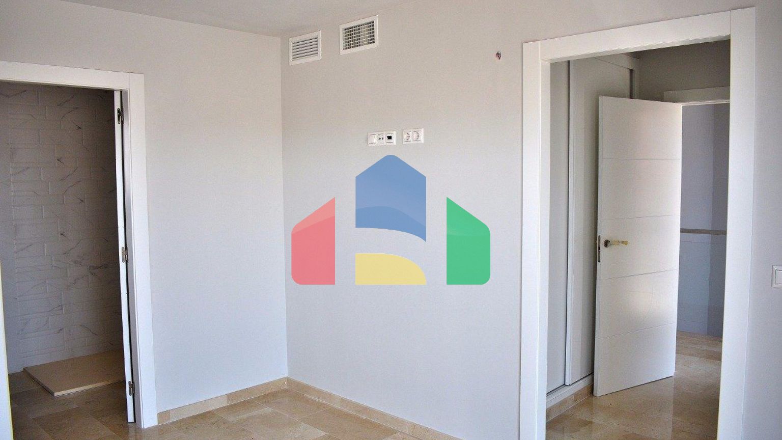 СОВРЕМЕННАЯ ВИЛЛА В НЕСКОЛЬКИХ МИНУТАХ ХОДЬБЫ ОТ БЕНИДОРМА!!!