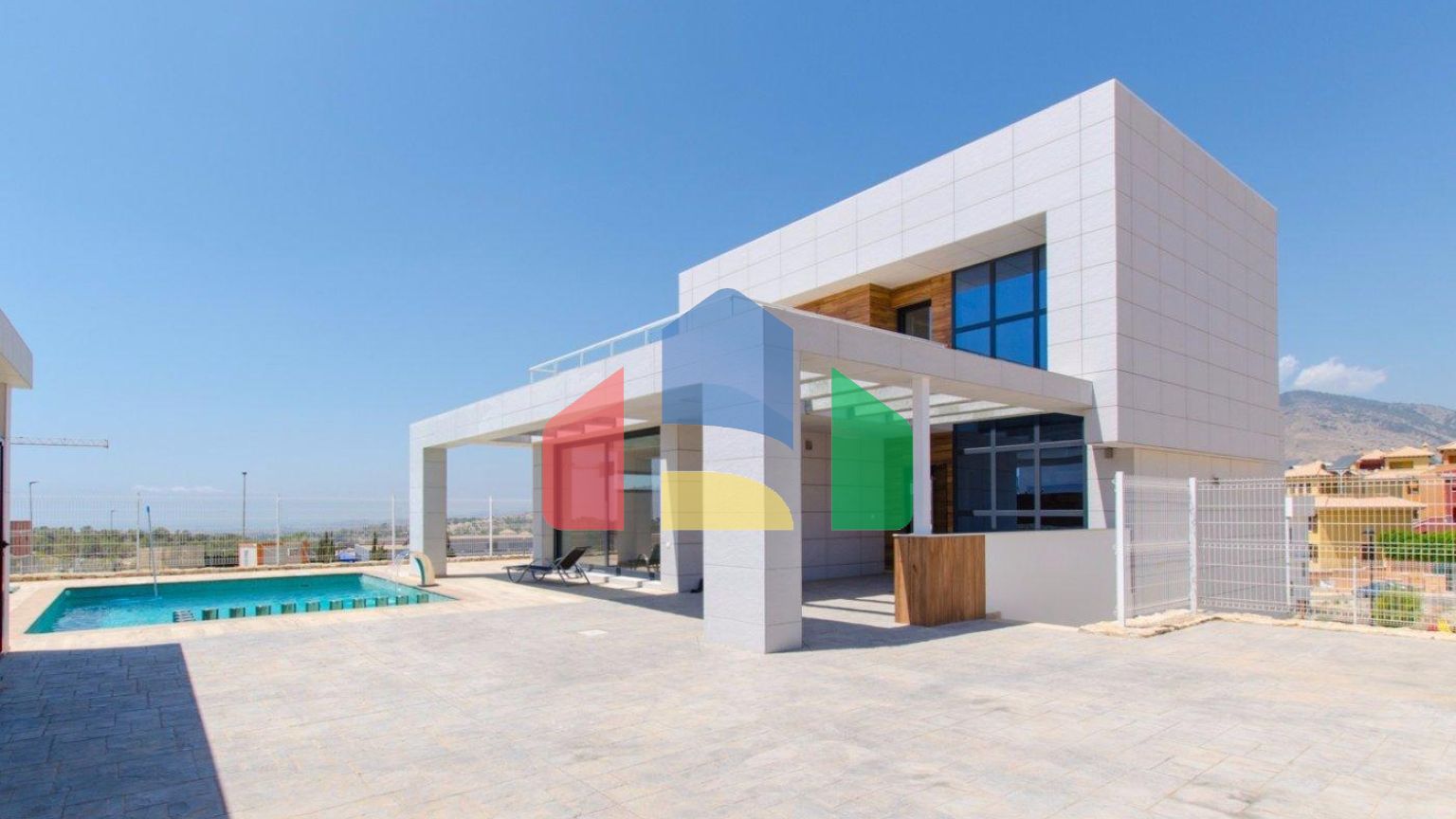 СОВРЕМЕННАЯ ВИЛЛА В НЕСКОЛЬКИХ МИНУТАХ ХОДЬБЫ ОТ БЕНИДОРМА!!!