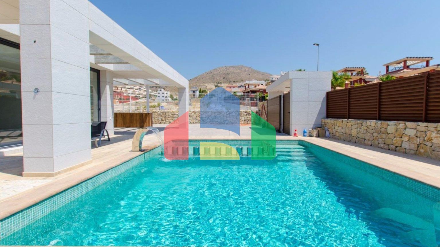 СОВРЕМЕННАЯ ВИЛЛА В НЕСКОЛЬКИХ МИНУТАХ ХОДЬБЫ ОТ БЕНИДОРМА!!!