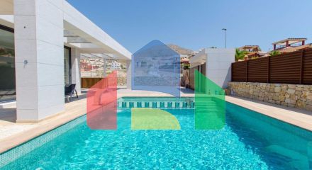 СОВРЕМЕННАЯ ВИЛЛА В НЕСКОЛЬКИХ МИНУТАХ ХОДЬБЫ ОТ БЕНИДОРМА!!!