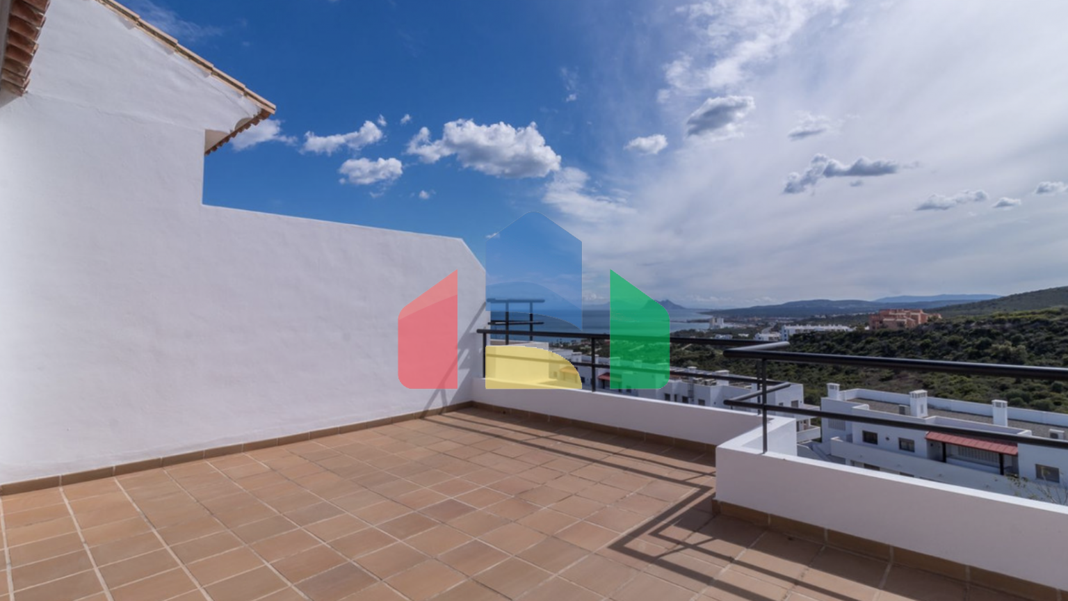 Потрясающий таунхаус с 4мя спальнями и панорамным видом на море