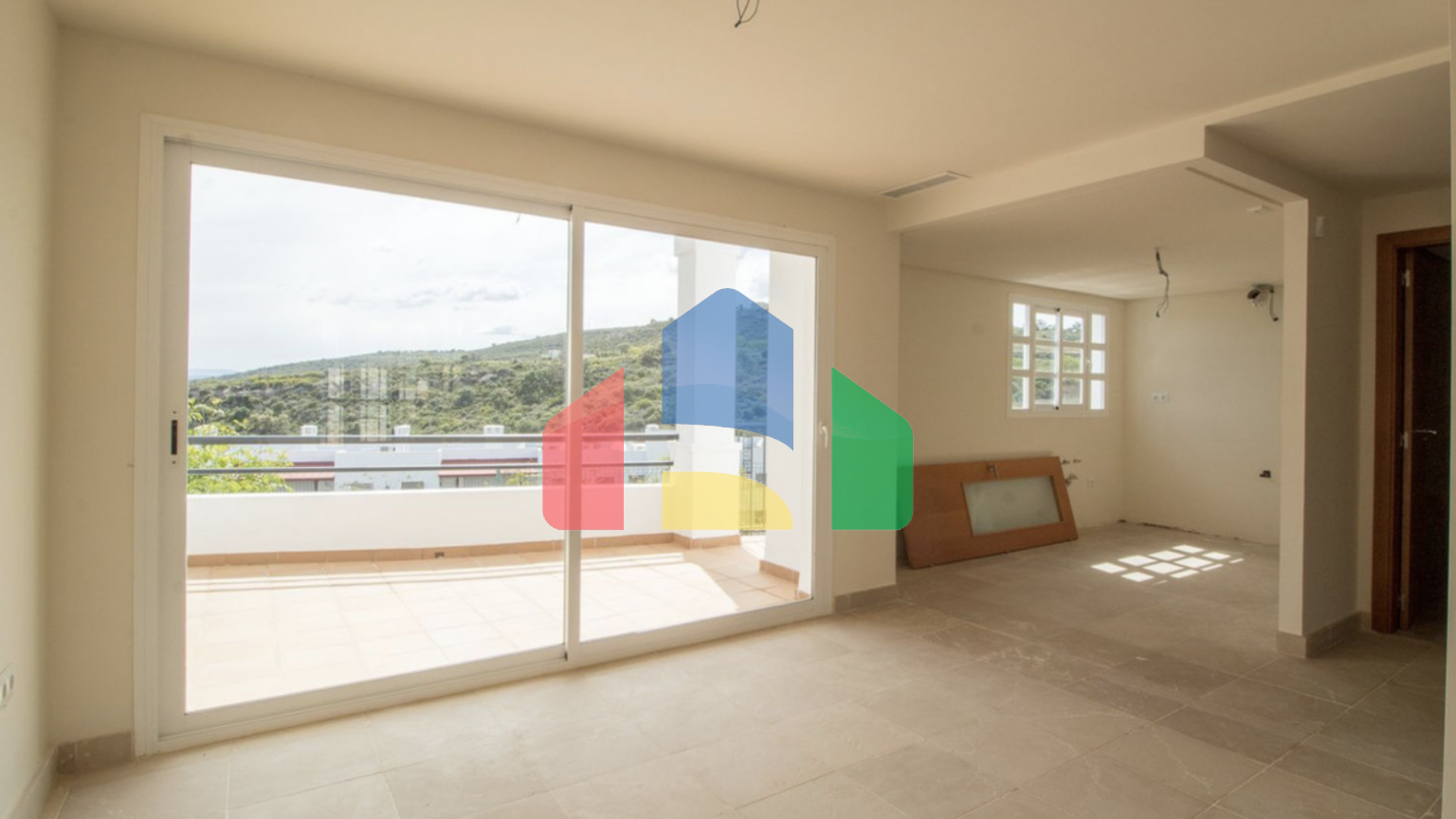 Потрясающий таунхаус с 4мя спальнями и панорамным видом на море