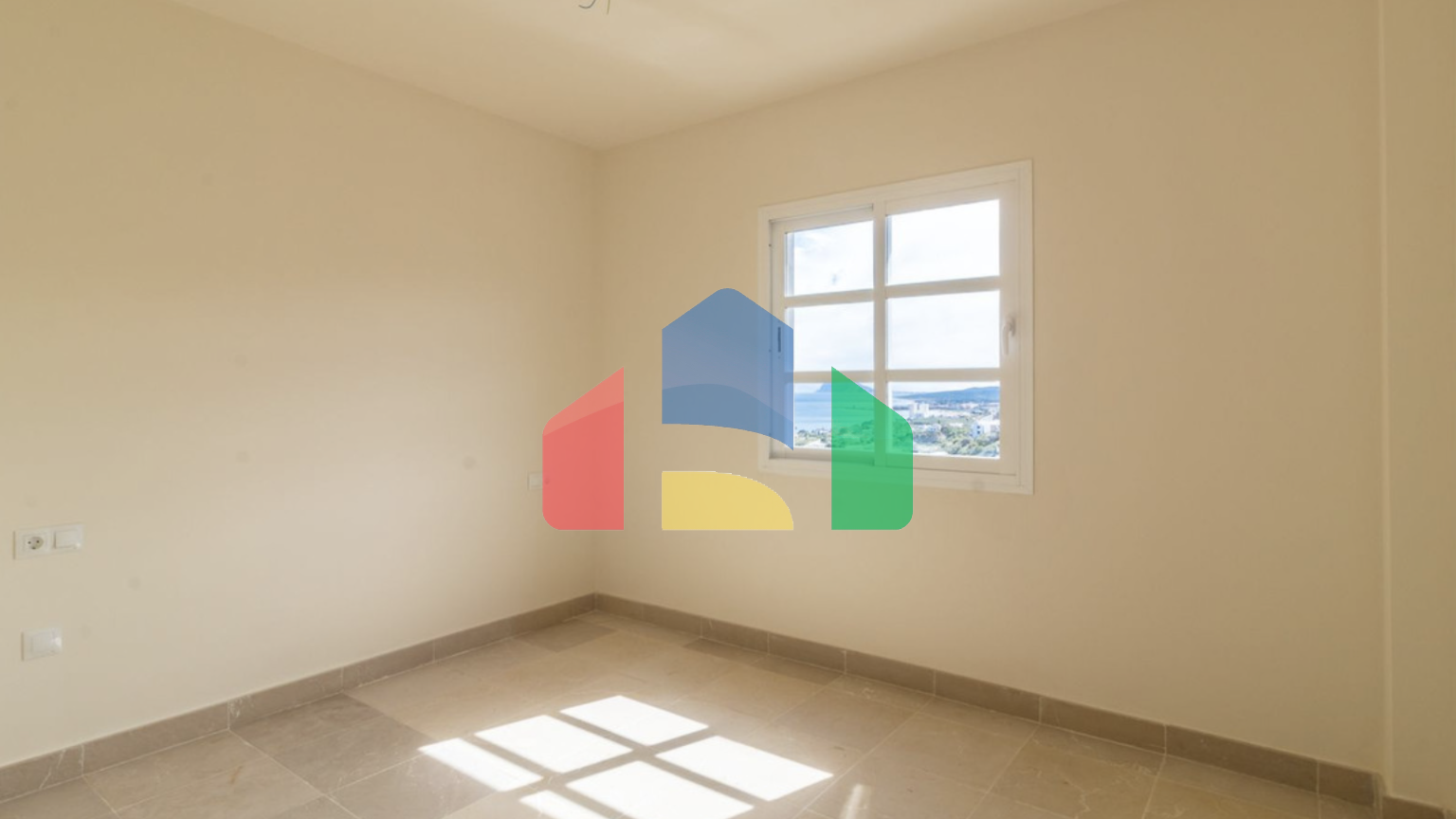 Потрясающий таунхаус с 4мя спальнями и панорамным видом на море