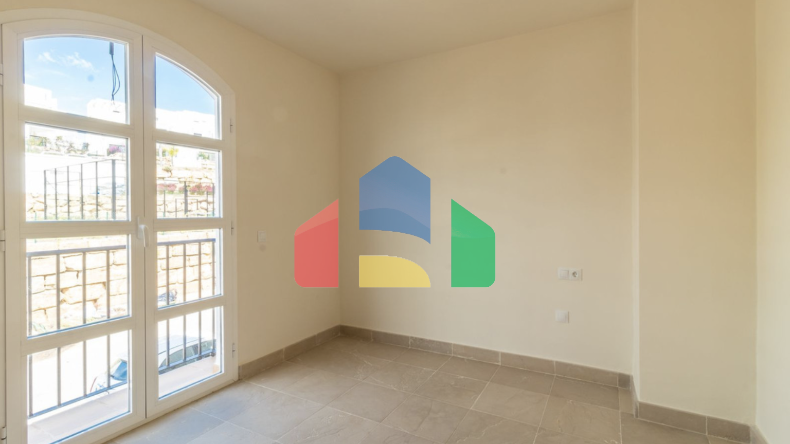 Потрясающий таунхаус с 4мя спальнями и панорамным видом на море