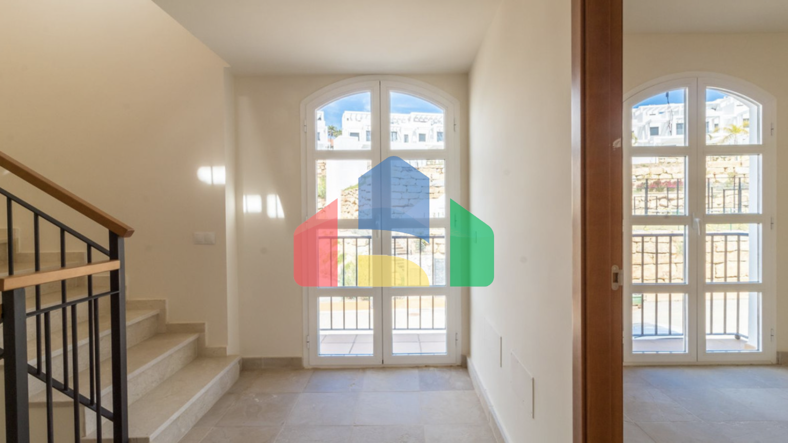 Потрясающий таунхаус с 4мя спальнями и панорамным видом на море