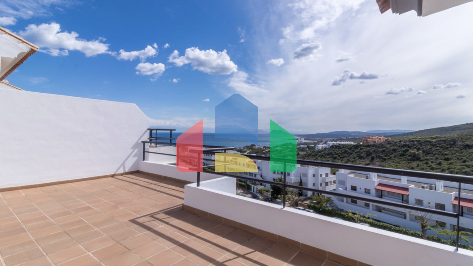 Потрясающий таунхаус с 4мя спальнями и панорамным видом на море