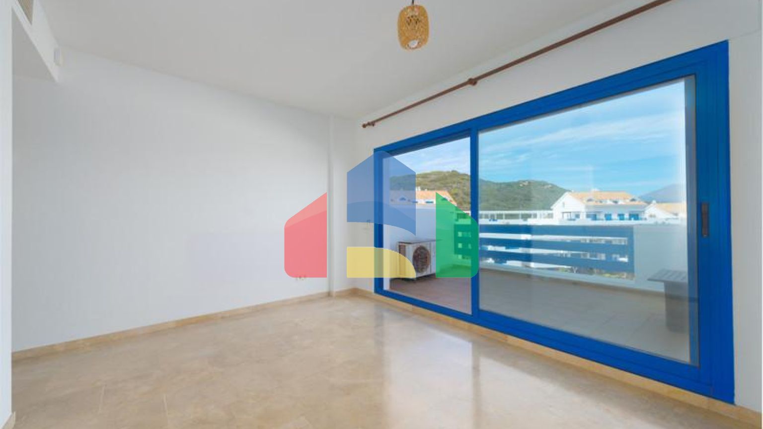 Стильный двухуровневый пентхаус с панорамным видом в Duquesa Golf Gardens