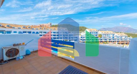 Стильный двухуровневый пентхаус с панорамным видом в Duquesa Golf Gardens