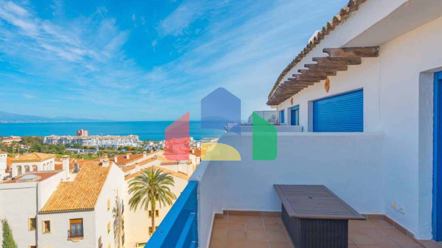 Стильный двухуровневый пентхаус с панорамным видом в Duquesa Golf Gardens