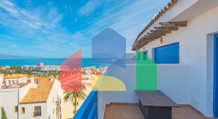 Стильный двухуровневый пентхаус с панорамным видом в Duquesa Golf Gardens