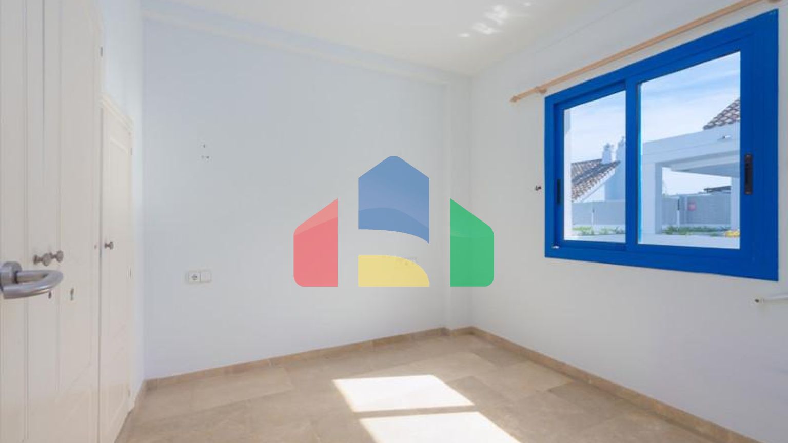 Стильный двухуровневый пентхаус с панорамным видом в Duquesa Golf Gardens