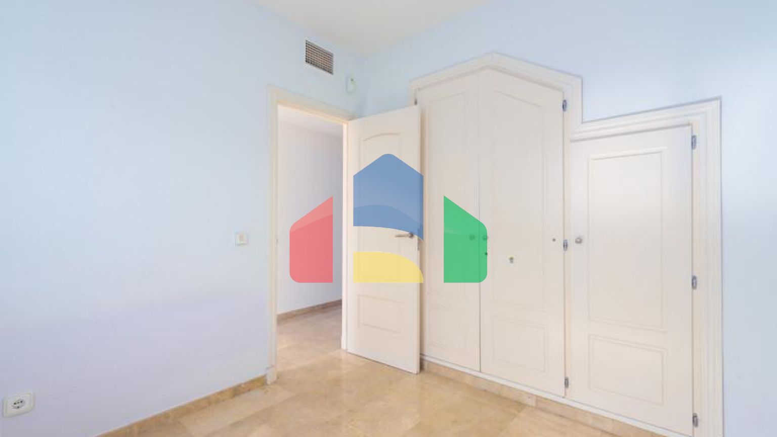 Стильный двухуровневый пентхаус с панорамным видом в Duquesa Golf Gardens