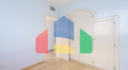 Стильный двухуровневый пентхаус с панорамным видом в Duquesa Golf Gardens