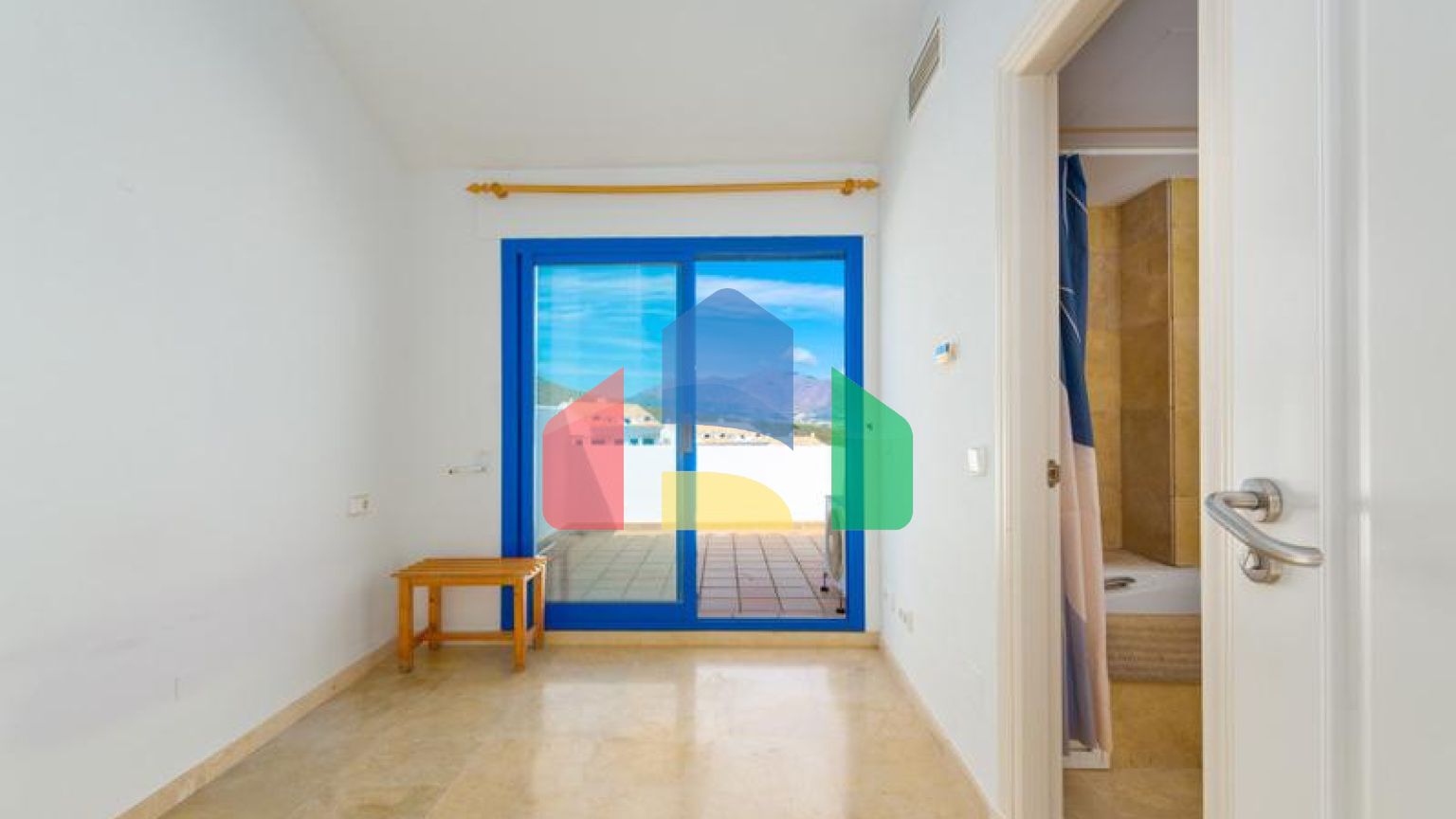 Стильный двухуровневый пентхаус с панорамным видом в Duquesa Golf Gardens