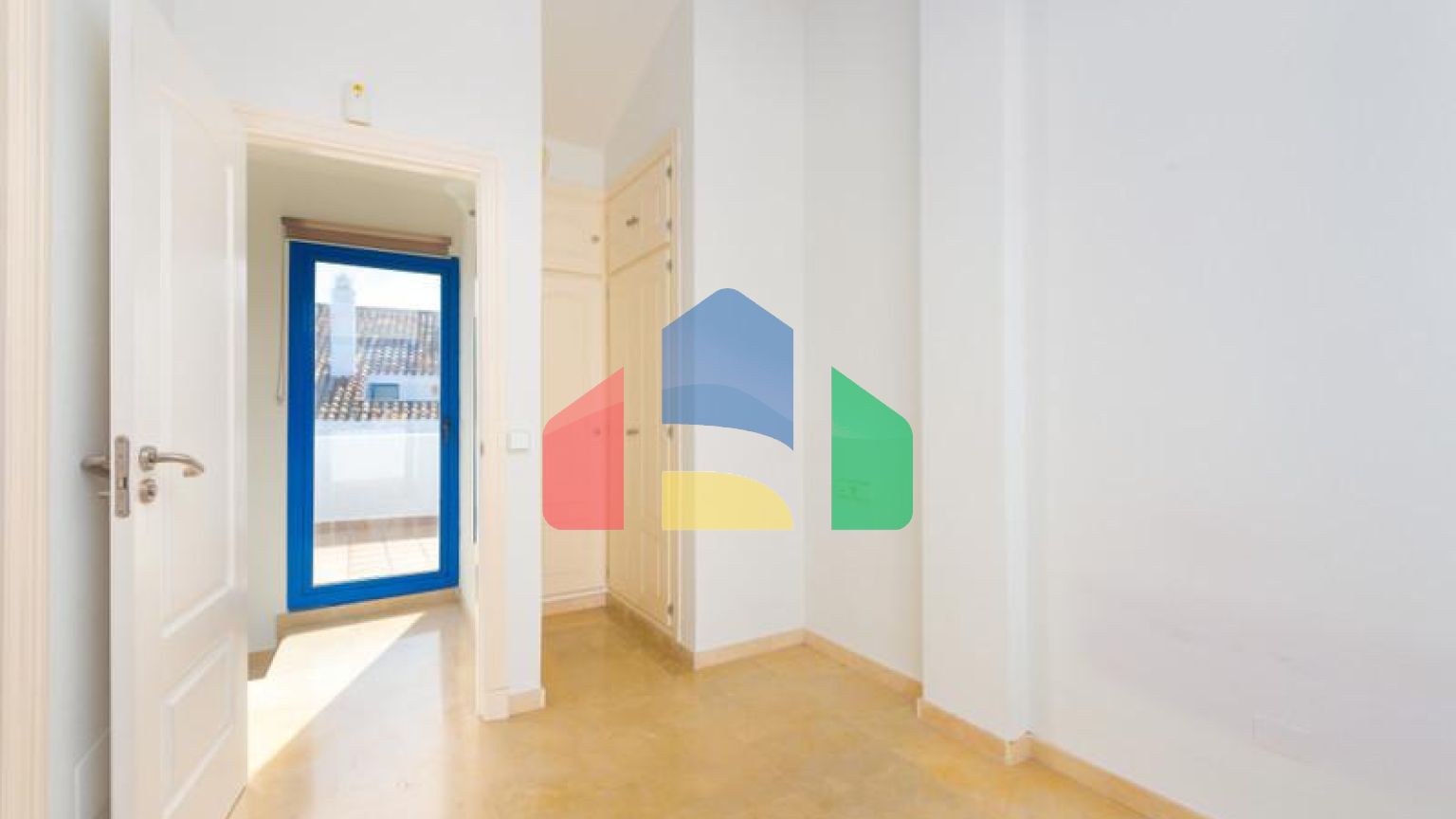 Стильный двухуровневый пентхаус с панорамным видом в Duquesa Golf Gardens