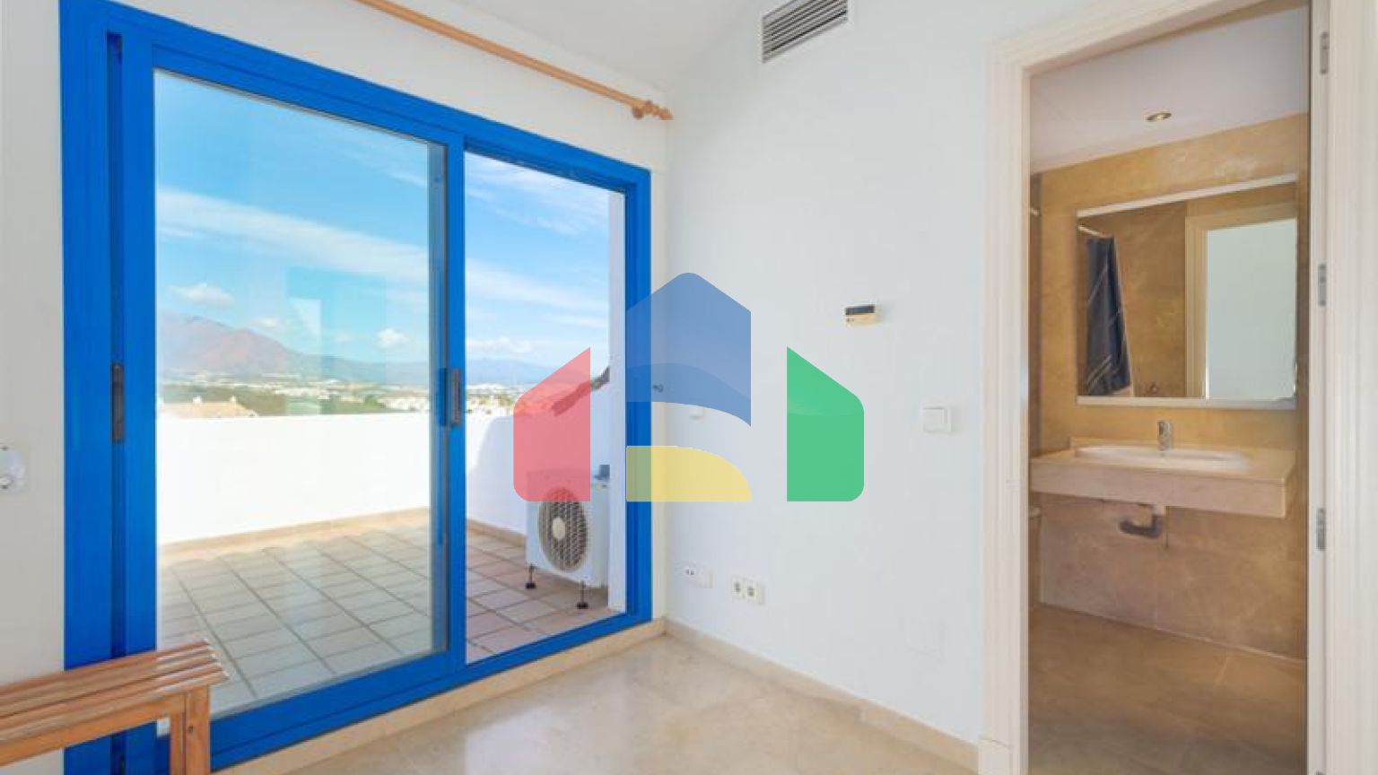 Стильный двухуровневый пентхаус с панорамным видом в Duquesa Golf Gardens