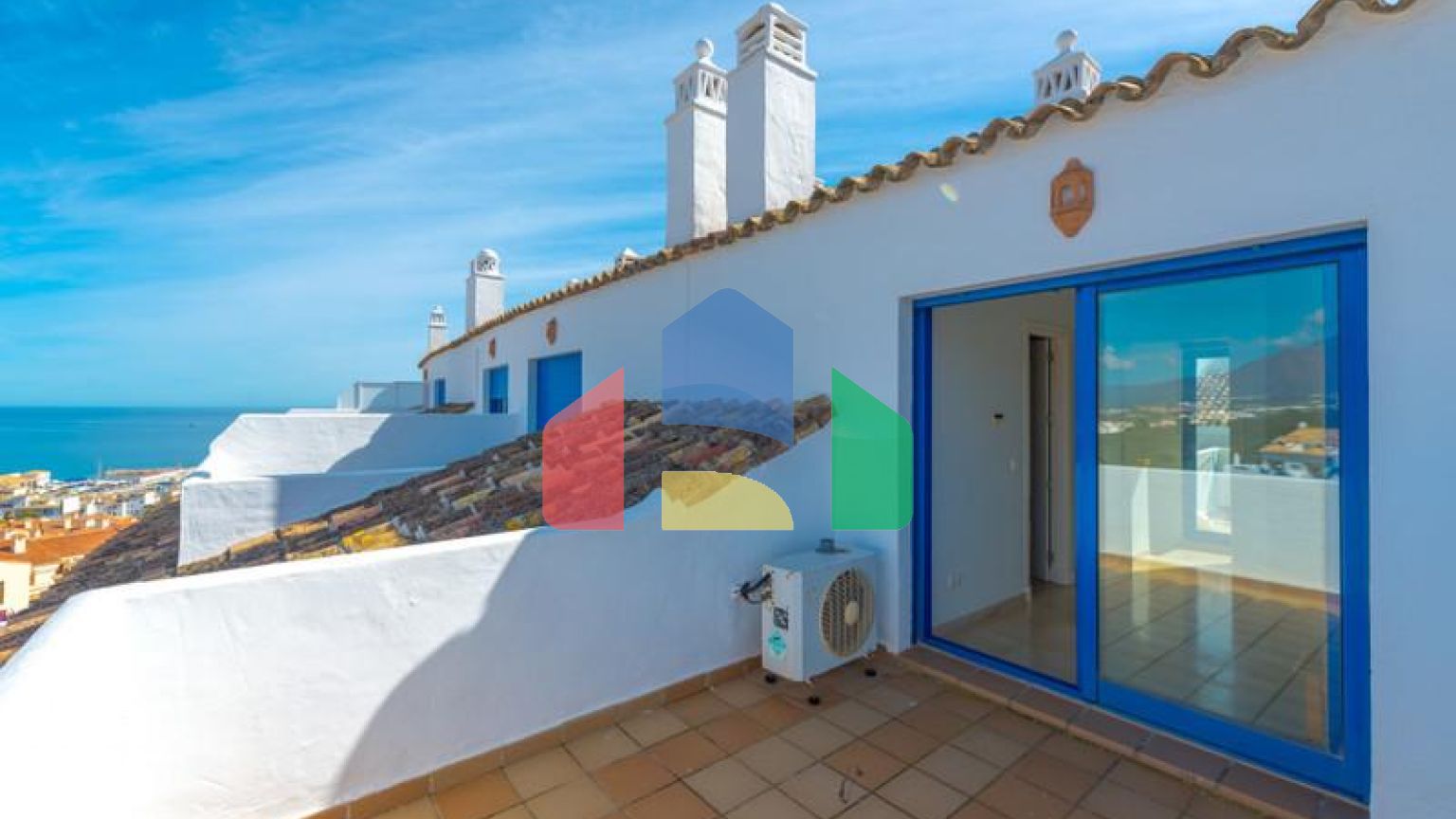 Стильный двухуровневый пентхаус с панорамным видом в Duquesa Golf Gardens