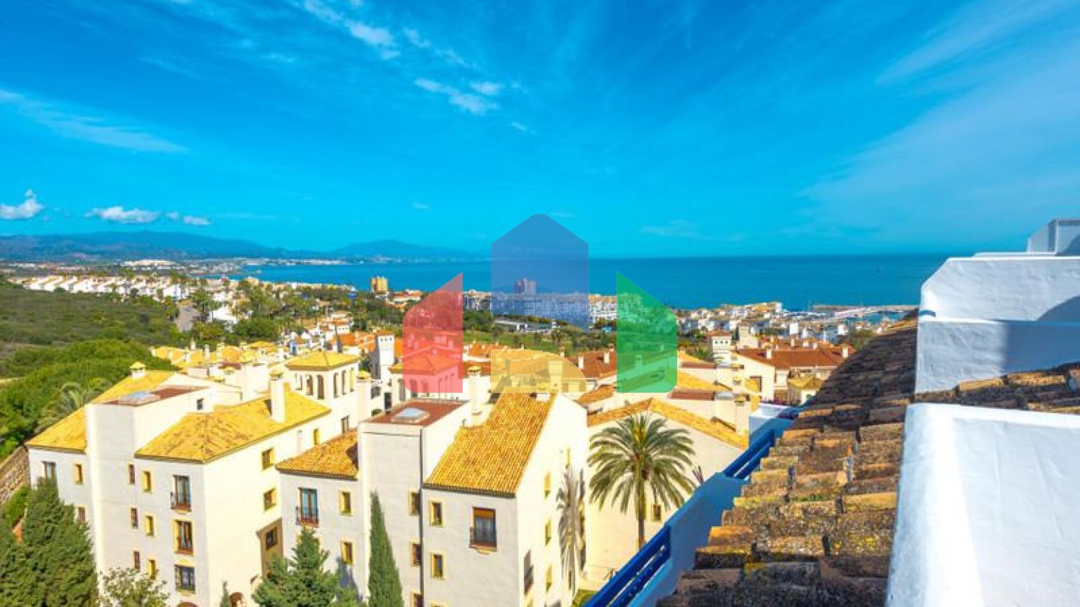 Стильный двухуровневый пентхаус с панорамным видом в Duquesa Golf Gardens