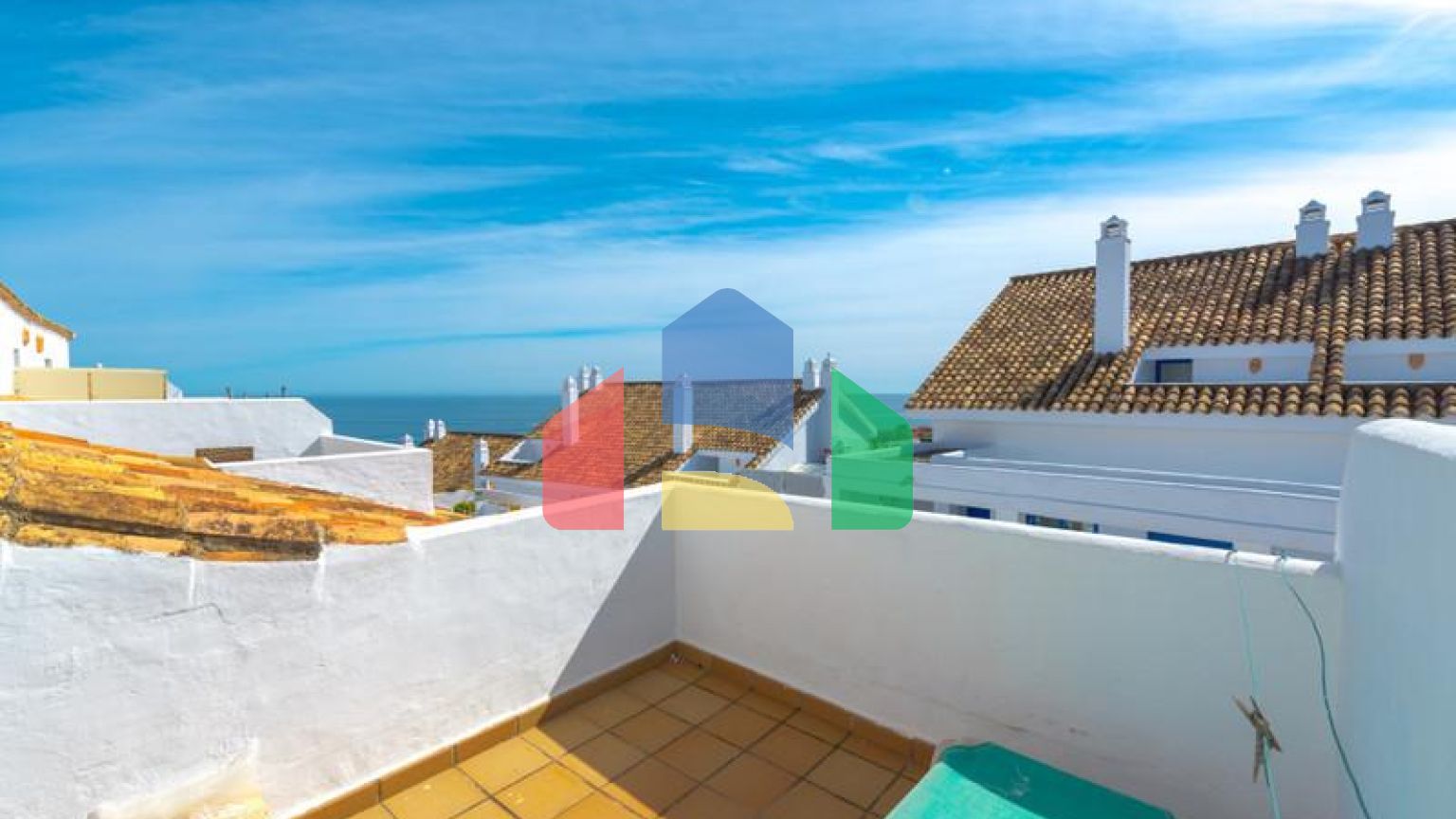 Стильный двухуровневый пентхаус с панорамным видом в Duquesa Golf Gardens