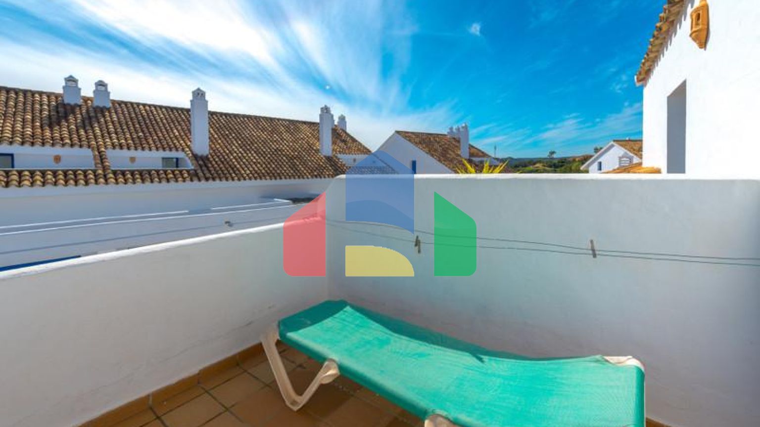 Стильный двухуровневый пентхаус с панорамным видом в Duquesa Golf Gardens