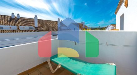 Стильный двухуровневый пентхаус с панорамным видом в Duquesa Golf Gardens