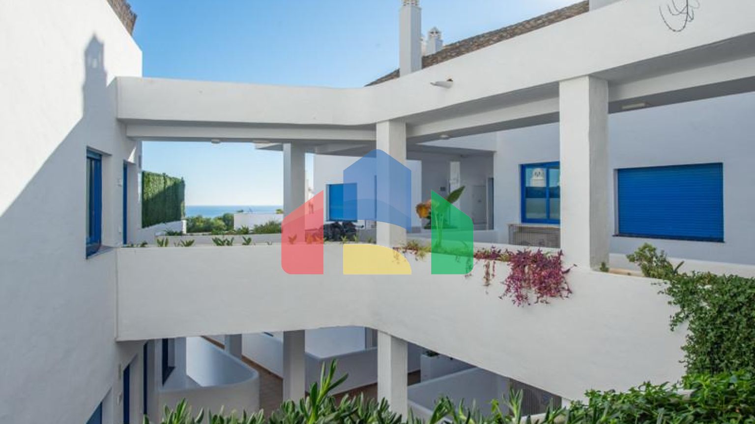 Стильный двухуровневый пентхаус с панорамным видом в Duquesa Golf Gardens