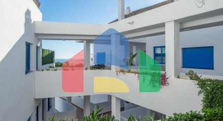 Стильный двухуровневый пентхаус с панорамным видом в Duquesa Golf Gardens