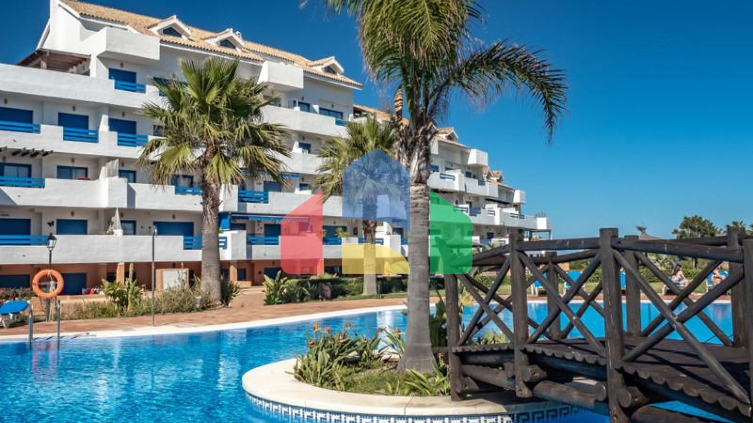 Стильный двухуровневый пентхаус с панорамным видом в Duquesa Golf Gardens