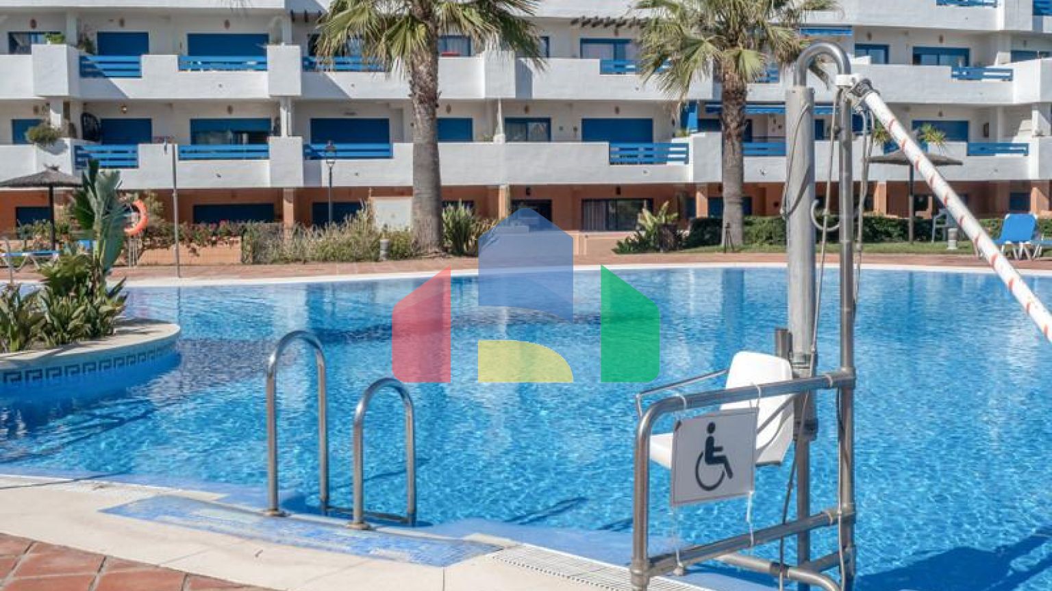 Стильный двухуровневый пентхаус с панорамным видом в Duquesa Golf Gardens