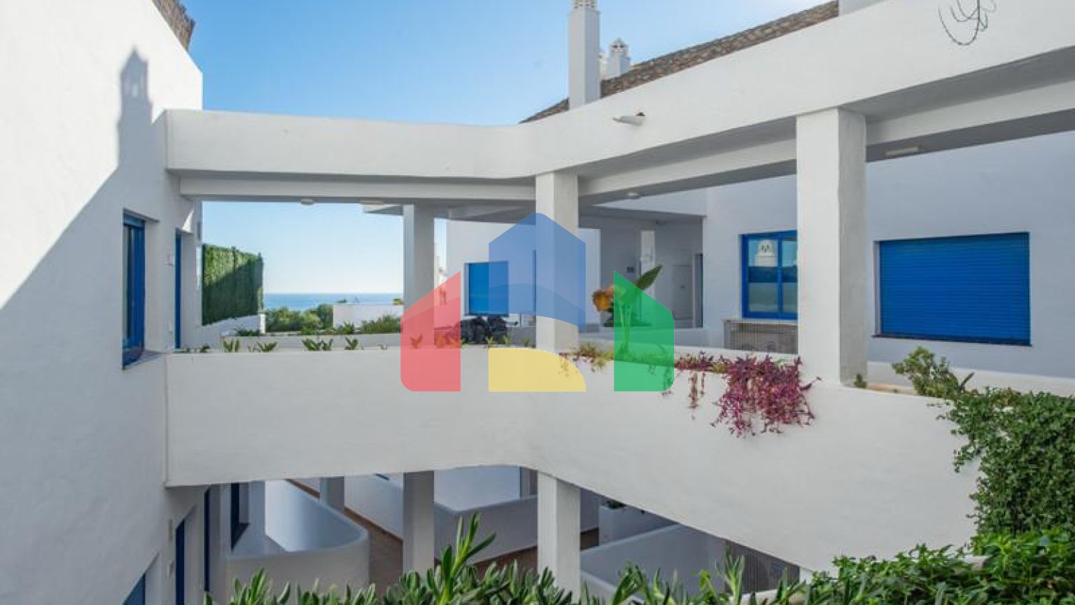 Стильный двухуровневый пентхаус с панорамным видом в Duquesa Golf Gardens